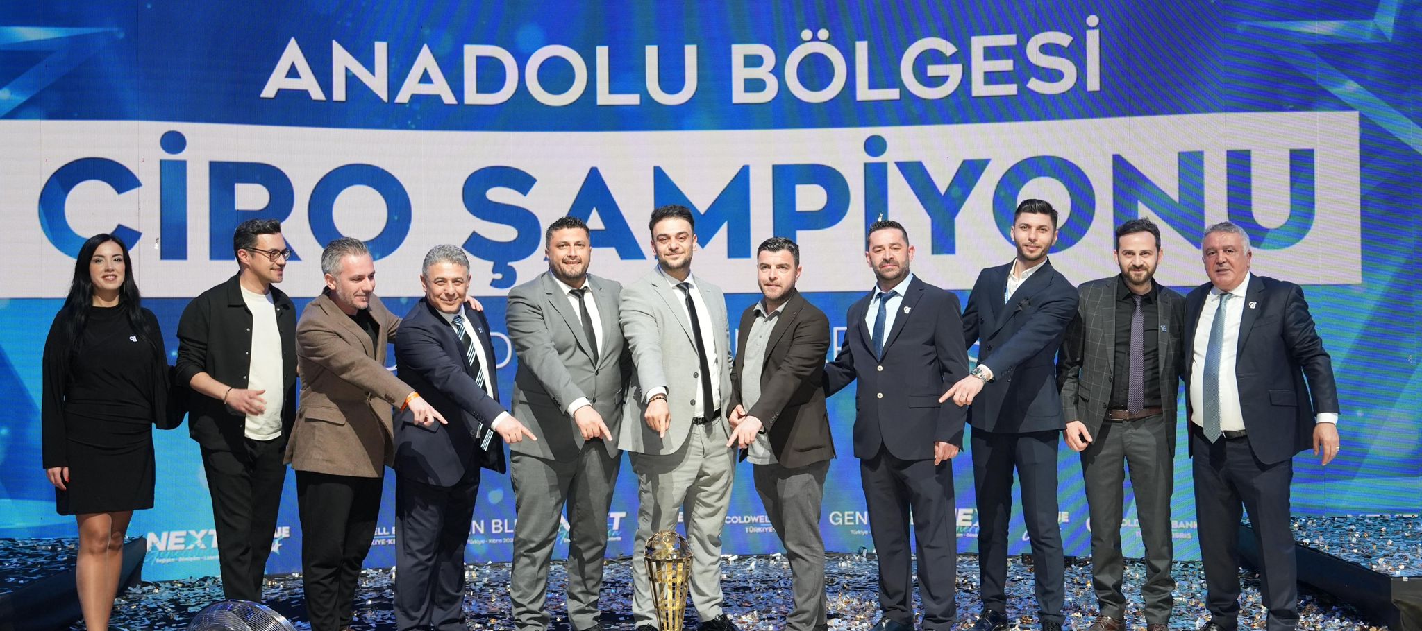 Anadolu Şampiyonu ekibin sahnede kupa kaldırdığı an